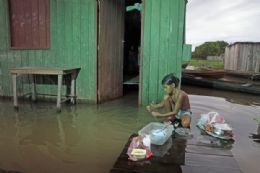 Mais de 9 mil famlias so afetadas pela cheia de rio no Amazonas