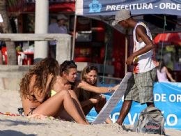 Princesa de Mnaco aproveita frias e curte praia com amigas no Rio