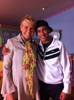 No dia seguinte ao nascimento de Davi Lucca, Neymar encontra Xuxa