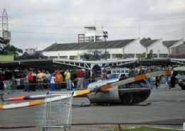 Helicptero faz pouso forado em estacionamento de mercado em So Paulo