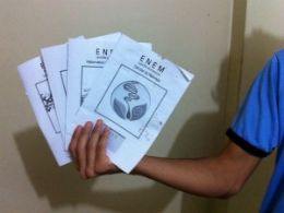 Aluno mostra os livretos que teriam sido distribudos por escola de Fortaleza. Material no possui logotipo da instituio de ensino