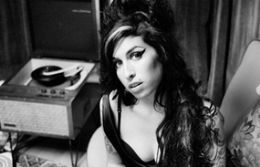 Excesso de lcool foi a causa da morte de Amy Winehouse, diz legista