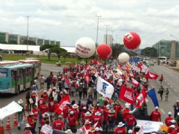 Manifestantes fazem marcha no DF por 10% do PIB para a educao