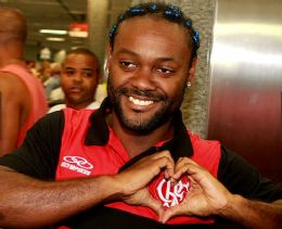 Recepcionado por torcedores, love faz o corao em volta do smbolo do Flamengo