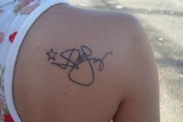 Psicloga mineira tatuou autgrafo de Ivete no ombro.