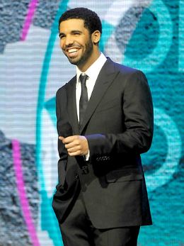 O rapper Drake criticou o tatuador que escreveu seu nome na testa de uma f