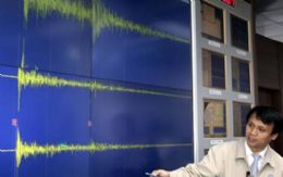Meteorologista na Coreia do Sul mostra o abalo ssmico provocado nesta segunda-feira (25) pelo teste nuclear norte-coreano
