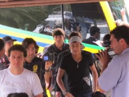 Histeria e assdio marcam chegada de Neymar, que nega ser 'o cara'