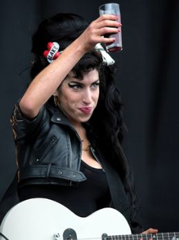 Amy Winehouse deixa clnica, mas vai continuar tratamento