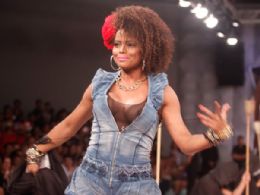 Adriana Bombom deixa seio  mostra em desfile de moda