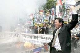 Manifestante queima bandeira da Coreia do Norte em protesto contra teste nuclear, em seul, na Coreia do Sul