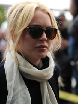 Lindsay Lohan comea a cumprir pena por roubo de colar