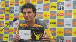 Elano mostra livro e fala em ampliar histria com Libertadores