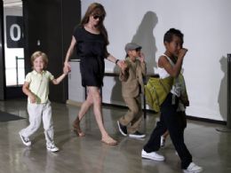 Angelina Jolie desembarca com quatro filhos no Japo