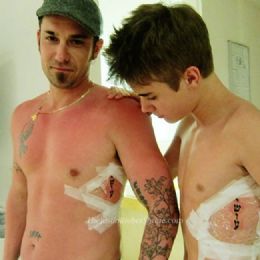 Justin Bieber e o pai fazem tatuagens iguais