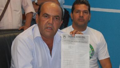 Jlio Pinheiro mostra lei divulgada na Gazeta Municipal
