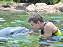 Kayky Brito nada com golfinhos em parque aqutico nos EUA