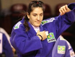 Com trs ippons, Mayra Aguiar avana  semifinal do Mundial de jud