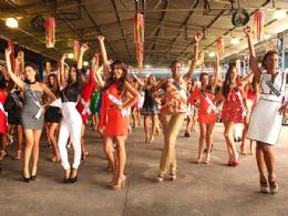 Candidatas a Miss Universo caem no samba em So Paulo
