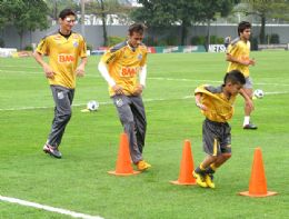 Menino de dez anos treina com Neymar & Cia. e vira 'celebridade'