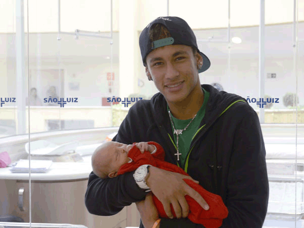 Davi Lucca filho do jogador Neymar recebe alta hospitalar