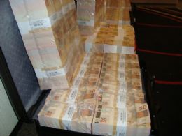 Mais de R$ 5 millhes em notas falsas de R$ 50 foram apreendidas.