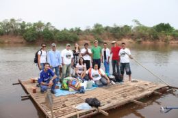 Ambientalistas em balsa recolhem lixo das margens do Rio Vermelho