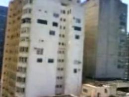 Vdeo mostra janelas fora de padro em prdio que desabou no Rio