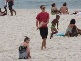 Prncipe de Mnaco se diverte jogando frescobol em praia do Rio