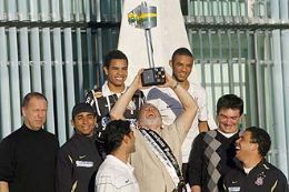 Lula recebe faixa de campeo da Copa do Brasil dos jogadores do Corinthians e ergue a taa em encontro em Braslia