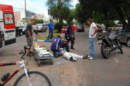 Motociclista bate em carro e deixa passageiro ferido (Veja Fotos)
