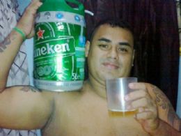 Imagens de festa regada a cerveja dentro de presdio foram postadas no perfil do traficante Alessandro Barbosa (foto) no Facebook