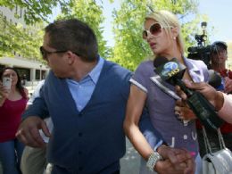 Homem  detido ao tentar atacar namorado de Paris Hilton