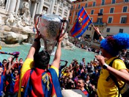 Torcida do Barcelna com rplica da taa na Fontana di Trevi, em Roma