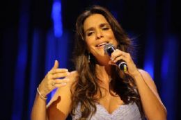 A cantora Ivete Sangalo canta em homenagem a Roberto Carlos.