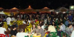 Mesas da praa de almentao ficaram cheias na primeira noite da Festa do Milho em Sinop