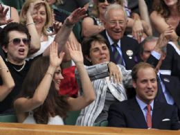 Kate Middleton e prncipe William se divertem em brincadeira de 'ola'