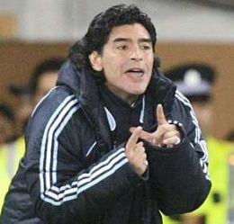 Maradona provoca e aposta em queda de rendimento do Brasil