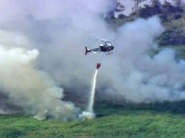 Helicptero da PM  acionado para combater fogo em mangue em SP