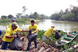 Trinta e nove reeducandos de Mato Grosso participam do mutiro de limpeza da Baa de Chacoror