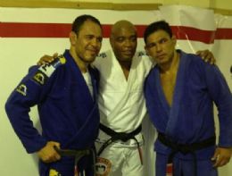 Irmos Nogueira e Anderson Silva vestem quimono e treinam jiu-jtsu
