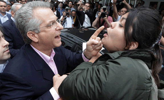 Andrea Matarazzo discute com manifestante em So Paulo