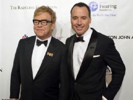 Elton John e marido David adotam beb gerado por barriga de aluguel