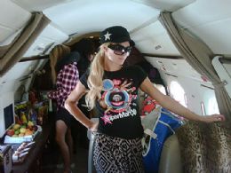 Depois de um ms viajando, Paris Hilton volta para casa