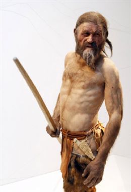 'Homem do gelo' achado nos Alpes em 1991 ganha esttua em museu