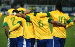 Daniel Alves, Neymar e Ronaldinho comemoram gol de Marcelo, com a camisa 6