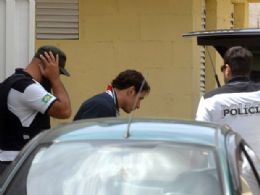 Tiago Faria sendo levado por policiais militares aps rasgar envelopes com votos dos desfiles
