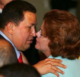 Em visita ao Brasil, Chvez diz que seu corao est com Dilma
