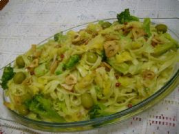 Macarro alho e oleo com bacalhau