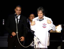 Roberto canta 'no para' nos 100 anos do Corinthians no Anhembi
